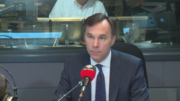 O ministro federal de Finanças, Bill Morneau, esteve no programa Metro Morning da CBC Radio na sexta-feira para responder às perguntas do anfitrião Matt Galloway sobre o que o orçamento federal trará de bom para a cidade de Toronto. (CBC)
