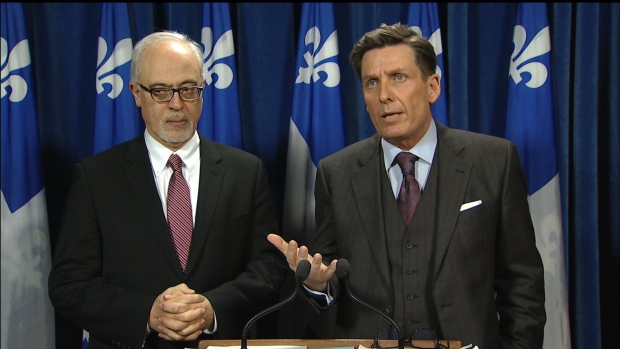 O presidente do Conselho do Tesouro do Québec, Pierre Moreau, à direita, disse que os 39 deputados quebequenses no caucus liberal devem falar a uma só voz a favor dos grandes projetos de infraestrutura na província. (Radio-Canada)