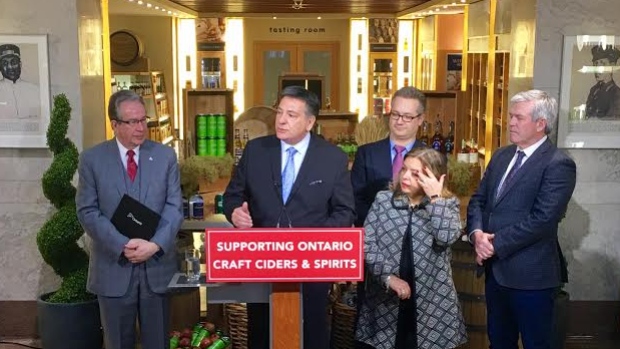 O ministro das Finanças, Charles Sousa, anuncia numa loja LCBO em Toronto que a província vai investir 4,9 milhões de dólares ao longo de três anos para ajudar destilarias e produtoras de sidra de pequena dimensão a desenvolver a sua atividade empresarial. (Mike Heenan/CBC)