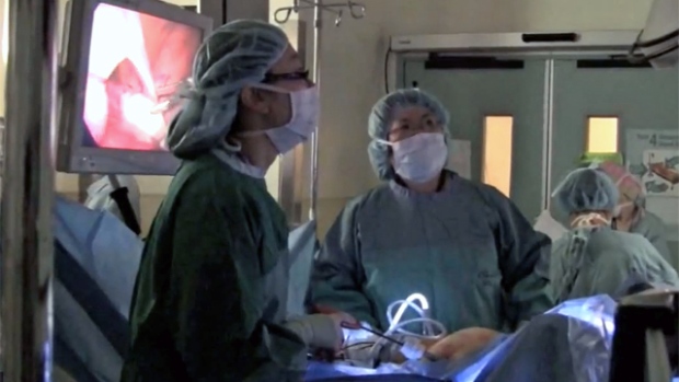 Nesta imagem de ecrã do YouTube, uma equipa de cirurgia do Sunnybrook realiza uma operação relacionada ao cancro do cólon (Sunnybrook Hospital / YouTube)
