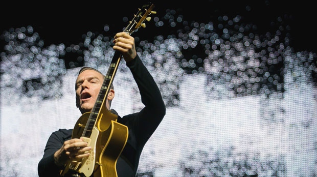 O cantor de rock canadiano, compositor e guitarrista Bryan Adams durante o seu concerto na arena Papp Laszlo Budapest Sports, em Budapeste, Hungria - 29 de julho de 2012. (AP Photo / MTI, Balazs Mohai)