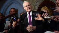 O ministro dos Transportes, Marc Garneau, no hall de entrada da Câmara dos Comuns no Parlamento, em Otava - 21 de março de 2017. (THE CANADIAN PRESS/Sean Kilpatrick)