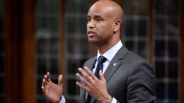 O ministro da Imigração, Ahmed Hussen, falou em Toronto na sexta-feira no Keele Street Community Hub. (Adrian Wyld / Canadian Press)
