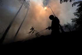 INCÊNDIOS: ACIONADO MEIO AÉREO PARA COMBATE A FOGO NO PARQUE PENEDA GERÊS