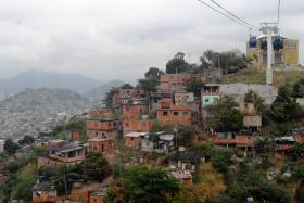 POLÍCIA DO RIO DE JANEIRO INSTALA TORRE BLINDADA EM FAVELA APÓS CINCO DIAS DE TIROTEIOS