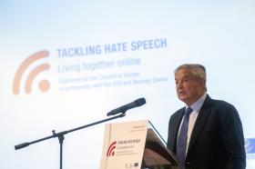 DEZ MIL NA RUA CONTRA ATAQUE DO GOVERNO HÚNGARO A UNIVERSIDADE DE MULTIMILIONÁRIO GEORGE SOROS