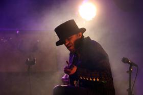 BANDA PORTUGUESA DEAD COMBO DESTACA “INTERCÂMBIO CULTURAL” EM CABO VERDE