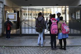 CENTENAS DE ESCOLAS FECHADAS, FUNCIONÁRIOS FALTAM PARA PARTICIPAR NA MANIFESTAÇÃO