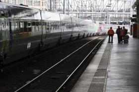 HOMEM ARMADO COM FACA DETIDO EM ESTAÇÃO DE COMBOIOS DE PARIS