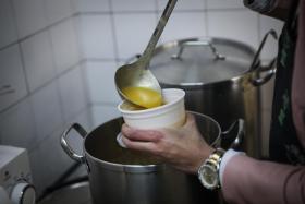 RESTAURANTE SOLIDÁRIO NO PORTO GERIDO POR JOVENS ALIMENTA DEZENAS POR DIA