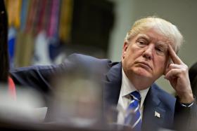 MILHARES MANIFESTAM-SE EM DALLAS CONTRA POLÍTICA DE IMIGRAÇÃO DE DONALD TRUMP