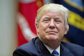 TRUMP DIZ QUE ATAQUE A POLÍCIAS EM PARIS PODE FAVORECER LE PEN NAS ELEIÇÕES PRESIDENCIAIS