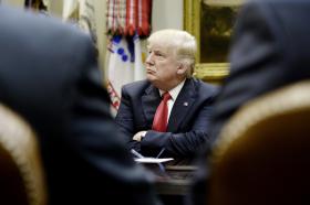 DONALD TRUMP ELEITO ‘REI DOS IDIOTAS’ NO DESFILE ANUAL DE 1 DE ABRIL EM NOVA IORQUE