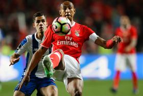 BENFICA E FC PORTO EMPATAM A UM GOLO E MANTÉM LIDERANÇA SEGURA POR UM PONTO