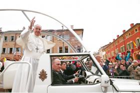 PAPA PEDE QUE SE EVITE VIOLÊNCIA NA VENEZUELA E PARAGUAI E LAMENTA TRAGÉDIA NA COLÔMBIA