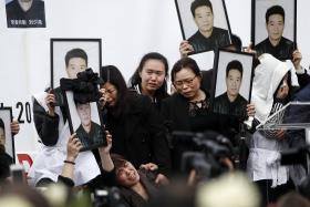 MANIFESTAÇÃO EM PARIS POR CHINÊS MORTO PELA POLÍCIA ACABA EM CONFRONTOS