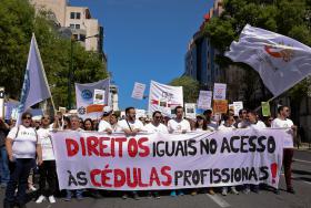ALUNOS E PROFISSIONAIS DE TERAPIAS ALTERNATIVAS EXIGEM NAS RUAS DIREITO A EXERCER LEGALMENTE