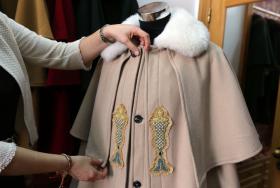 CAPOTE ALENTEJANO COM BORDADO DE ARRAIOLOS DÁ “BOAS-VINDAS” AO PAPA FRANCISCO