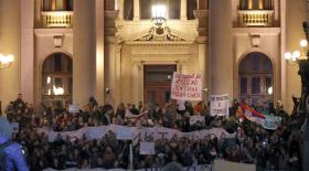 MILHARES DE PESSOAS MANIFESTAM-SE CONTRA A ELEIÇÃO DE NOVO PRESIDENTE DA SÉRVIA