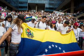 OPOSITORES A MADURO PROTESTAM EM CARACAS, 67 PESSOAS PERMANECEM DETIDAS