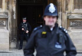 POLÍCIA DE LONDRES DETÉM HOMEM NA POSSE DE ARMAS JUNTO AO PARLAMENTO