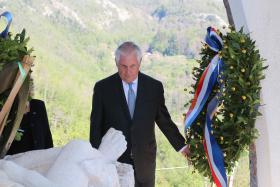 TILLERSON DIZ À RÚSSIA QUE TEM DE ESCOLHER ENTRE EUA E ASSAD