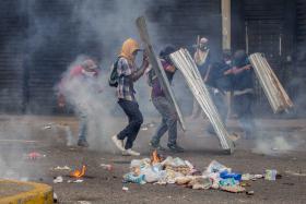 DOIS MORTOS E 12 FERIDOS DURANTE PROTESTOS NA VENEZUELA CONTRA PRESIDENTE MADURO