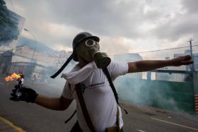 CINCO MORTOS, DEZENAS DE FERIDOS E 325 DETIDOS EM MANIFESTAÇÕES CONTRA REGIME VENEZUELANO