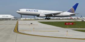 UNITED AIRLINES E PASSAGEIRO EXPULSO DE AVIÃO SOBRELOTADO CHEGAM A ACORDO