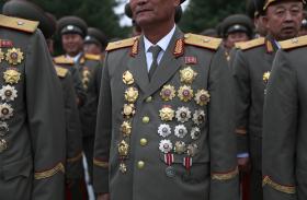 PYONGYANG EXIBE POSSÍVEL NOVO MÍSSIL DE LONGO ALCANCE EM DESFILE MILITAR