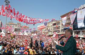 ELEITORADO FRATURADO VOTA HOJE EM CONSULTA DECISIVA PARA FUTURO DA TURQUIA