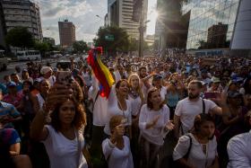 MARCHAS DE OPOSITORES DO REGIME VENEZUELANO TRAVADAS NA RUA, UM FERIDO