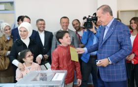 “SIM” LIDERA REFERENDO NA TURQUIA COM 52,7% QUANDO ESTÃO CONTADOS 90% DOS VOTOS — ‘MEDIA’