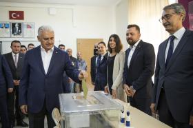 PRIMEIRO-MINISTRO TURCO REIVINDICA VITÓRIA DA REFORMA CONSTITUCIONAL