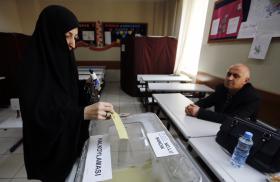 ASSEMBLEIAS DE VOTO ENCERRAM EM TODO O PAÍS – TURQUIA