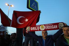 APOIANTES DE ERDOGAN FESTEJAM VITÓRIA JÁ GARANTIDA