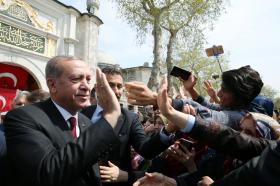 TURQUIA/REFERENDO: ERDOGAN RECEBIDO EM TRIUNFO EM ANCARA APÓS VITÓRIA ESTREITA E CONTESTADA