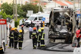 TIRES/ACIDENTE: CADÁVERES RETIRADOS DOS DESTROÇOS AGUARDAM TRANSPORTE PARA MEDICINA LEGAL