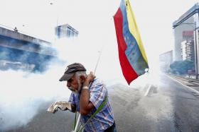 VENEZUELA: POLÍCIA USA GÁS LACRIMOGÉNIO PARA DISPERSAR OPOSITORES DE MADURO