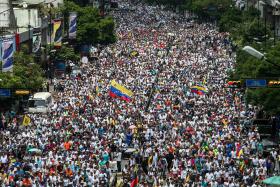 VENEZUELA: MILHARES DE OPOSITORES AO REGIME MARCHAM PARA HOMENAGEAR VÍTIMAS