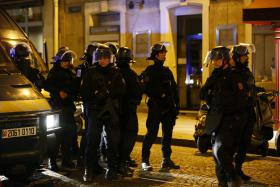PROCURADORIA ABRE INVESTIGAÇÃO DE TERRORISMO APÓS ATAQUE CONTRA POLÍCIAS EM PARIS