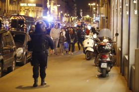 HOLLANDE CONFIRMA UM POLÍCIA MORTO E DOIS FERIDOS E FALA EM TERRORISMO