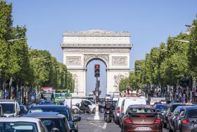 PARIS/ATENTADO: PAPEL A DEFENDER ESTADO ISLÂMICO ENCONTRADO JUNTO AO ATACANTE