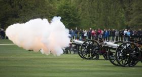 RAINHA ISABEL II FAZ 91 ANOS CELEBRADOS COM DEZENAS DE TIROS DE CANHÃO