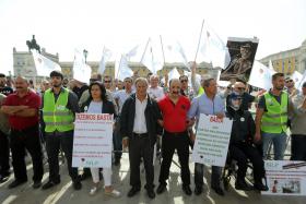POLÍCIAS CONTRA CORTES NAS PENSÕES MANIFESTAM-SE LEMBRANDO “SECOS E MOLHADOS”