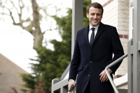 FRANÇA/ELEIÇÕES: HOLLANDE FELICITA MACRON PELA PASSAGEM À SEGUNDA VOLTA