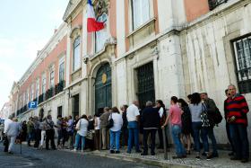 FILA PARA VOTAR EM LISBOA NAS ELEIÇÕES PRESIDENCIAIS FRANCESAS OBRIGA A UMA HORA DE ESPERA