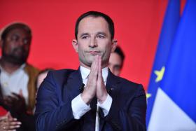 FRANÇA/ELEIÇÕES: DERROTA DO PS É “CATACLISMO” E PROVA DECLÍNIO DO PARTIDO – ESPECIALISTAS