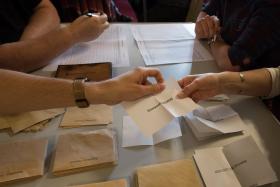 FRANÇA/ELEIÇÕES: COM 90% DOS SUFRÁGIOS APURADOS, MACRON E LE PEN CONFIRMAM VANTAGEM
