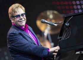 ELTON JOHN ANULA CONCERTOS NOS EUA DEVIDO A INFEÇÃO BACTERIANA